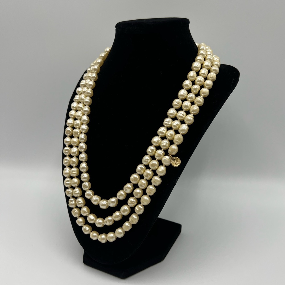 HP🎉 1981 Chanel Pearl Necklace - Picture 3 of 14